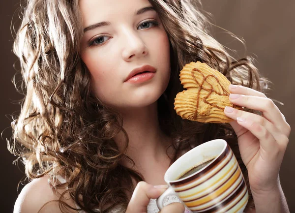 Młoda kobieta z Kawa i ciasto — Zdjęcie stockowe