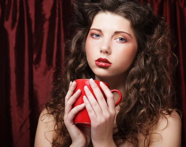 Schönes Mädchen trinkt Tee oder Kaffee. — Stockfoto