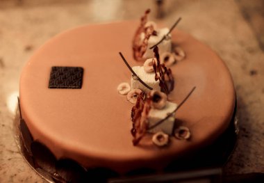 Kantin gıda tatlı lezzetli kek penceresinde görüntülemek