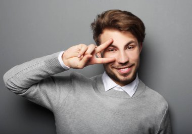 Studio rahat poz giyen genç adam