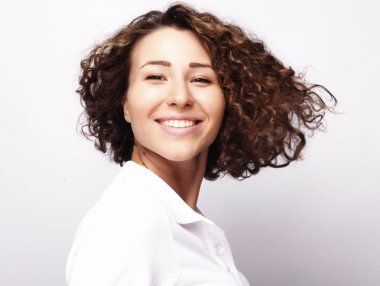 Yaşam tarzı ve insan konsepti: kıvırcık saçlı genç mutlu kadın