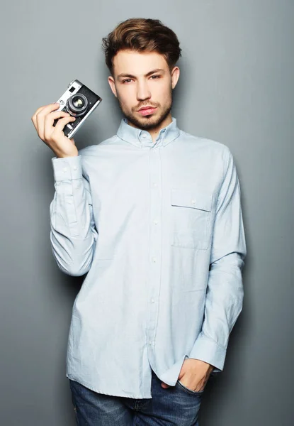 Hipster fotógrafo de moda hombre sosteniendo la cámara retro —  Fotos de Stock