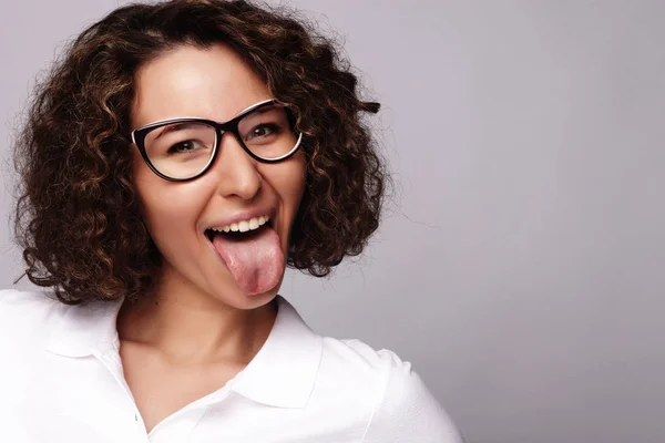 Estilo de vida y el concepto de la gente: Mujer feliz joven con el pelo rizado — Foto de Stock