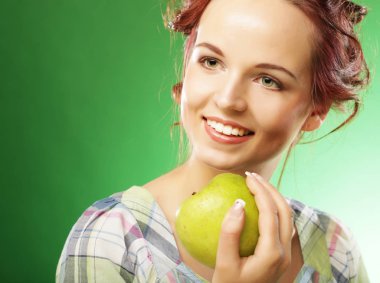 Yeşil elmalı, gülümseyen genç kadın.