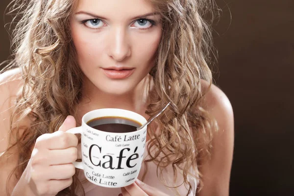 Aromalı bir kahve olan kadın — Stok fotoğraf