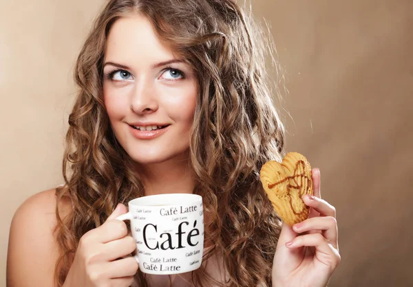 Mujer joven con café y pastel — Foto de Stock