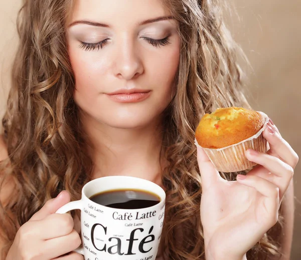 Giovane donna con caffè e torta — Foto Stock