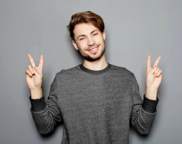 Ein junger und gutaussehender Geschäftsmann zeigt mit dem Finger nach oben — Stockfoto