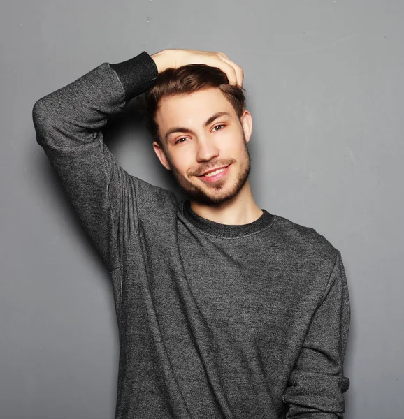 Bonito jovem em desgaste casual inteligente olhando para a câmera — Fotografia de Stock