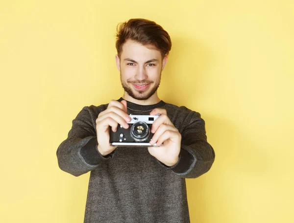 Guapo joven mirando a la cámara mientras está de pie contra el grito — Foto de Stock