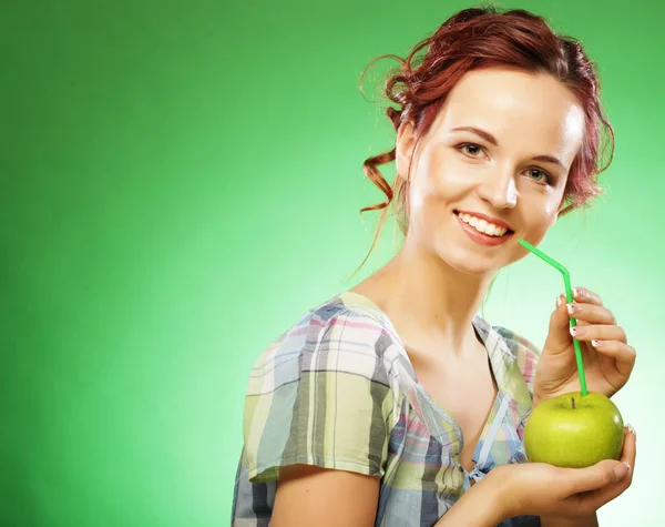 Щасливі усміхається жінка з apple і соломинки коктейль — стокове фото