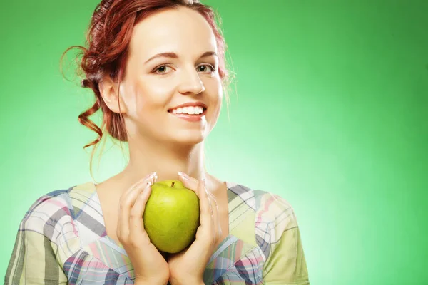 Mladá šťastná usměvavá žena se zeleným jablkem — Stock fotografie