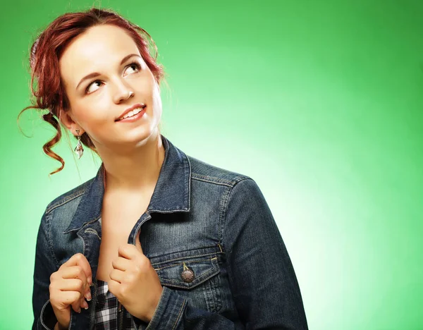 Redhair kvinna på en grön bakgrund — Stockfoto