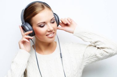 Beyaz arka plan üzerinde dans müzik genç kız.