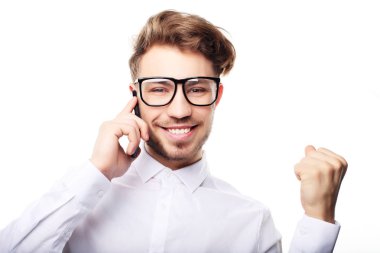 El hareketi ve üzerinde konuşurken gülümseyen tişörtlü mutlu genç adam