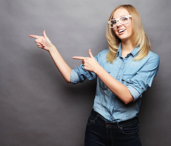 Feliz sorrindo bela jovem mostrando copyspace, visual im — Fotografia de Stock