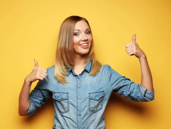 Estilo de vida y el concepto de la gente: Mujer feliz dando pulgar hacia arriba — Foto de Stock