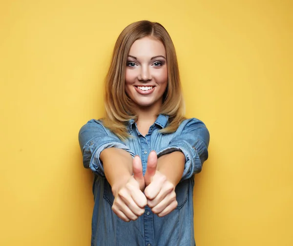 Estilo de vida e conceito de pessoas: Mulher feliz dando polegar para cima — Fotografia de Stock