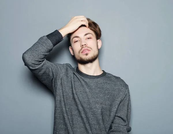 Eleganter junger gutaussehender Mann. Modeporträt im Studio. — Stockfoto