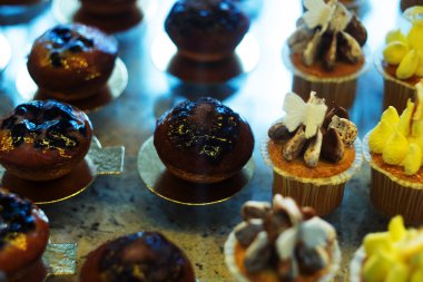 Kantin gıda tatlı lezzetli kek penceresinde görüntülemek