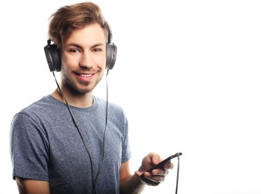 Cep telefonu ve lictening müzik üzerinde beyaz backg tutan adam