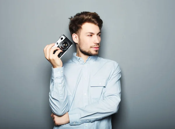 Hipster fashion fotografer pria memegang kamera retro — Stok Foto