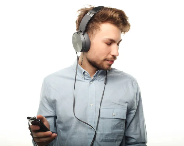 Jóképű fiatalember fülhallgatóval és zenehallgatással.. — Stock Fotó