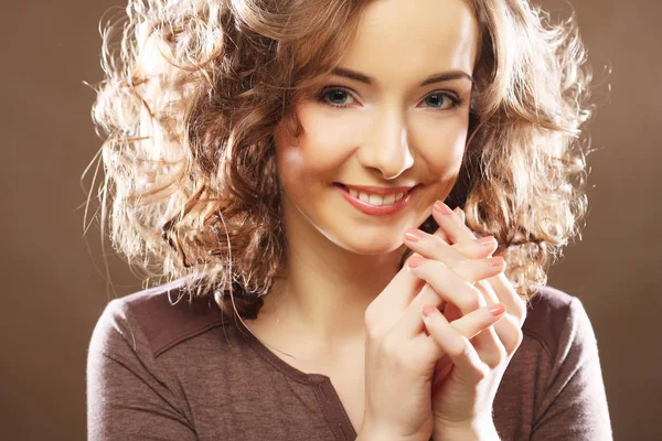 Imagen de una hermosa joven con el pelo rizado — Foto de Stock