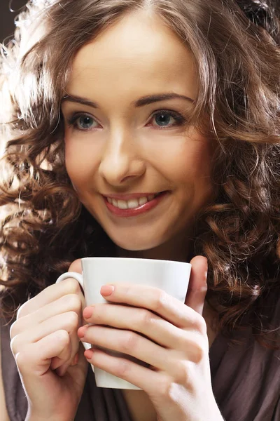 美しい少女の紅茶やコーヒーを飲む. — ストック写真