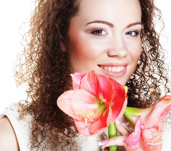 Jeune belle femme avec de grandes fleurs roses — Photo