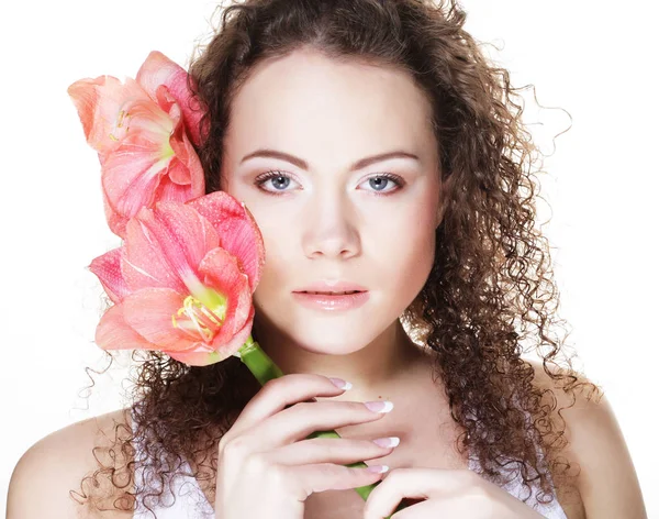 Jovem mulher bonita com grandes flores rosa — Fotografia de Stock
