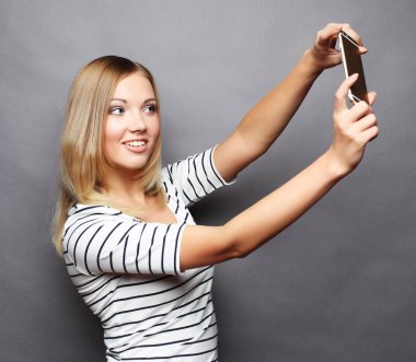 Selfie zamanı. Neşeli genç kadınlar akıllı telefonuyla selfie çekiyorlar.