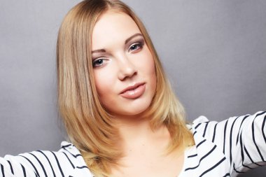 Selfie zamanı. Neşeli genç kadınlar akıllı telefonuyla selfie çekiyorlar.