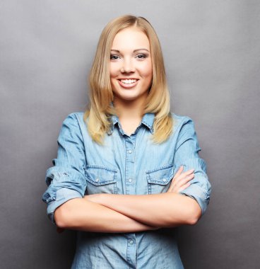 Yaşam tarzı ve insan konsepti: Genç, sevimli, gülümseyen sarışın kız