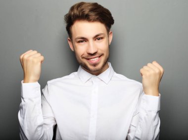 Studio rahat poz giyen genç adam