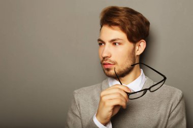 kamera karşısına bakarak genç işadamı ile gözlük,