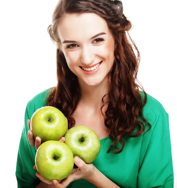 Joven mujer feliz sosteniendo manzanas verdes. — Foto de Stock