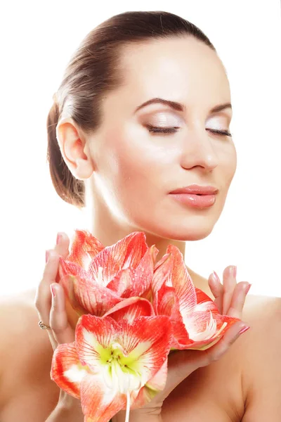 Jovem mulher bonita com grandes flores rosa — Fotografia de Stock