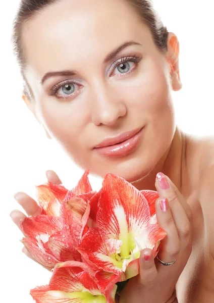 Jovem mulher bonita com grandes flores rosa — Fotografia de Stock