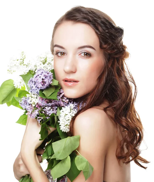 Jovem mulher bonita com flores lilás — Fotografia de Stock