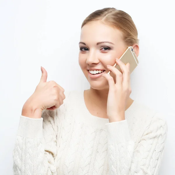 Mulher loira bonita falando no telefone celular — Fotografia de Stock