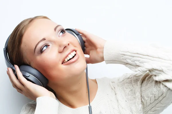 Junge schöne Frau hört Musik über Kopfhörer — Stockfoto