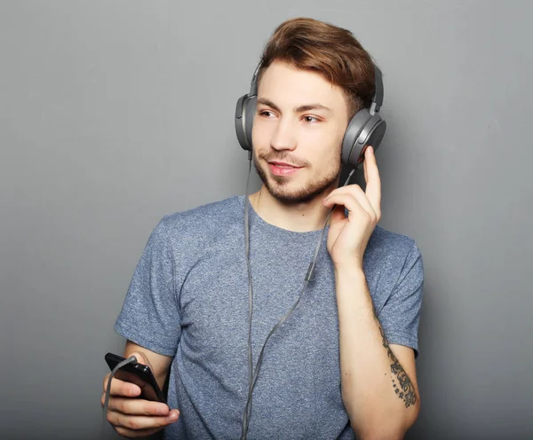 Estilo de vida, felicidad, concepto emocional y de personas: Hombre sosteniendo — Foto de Stock