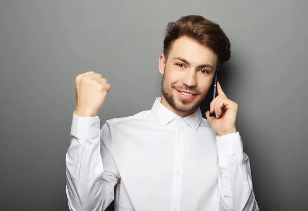 Šťastný mladý obchodník v košili gestikulující a usmívající se — Stock fotografie