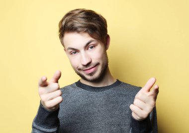 Mutlu yakışıklı adam baş parmağını kaldırıyor.