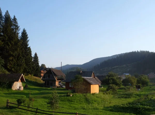 Utsikt över gamla rumänska byn i Karpaterna — Stockfoto