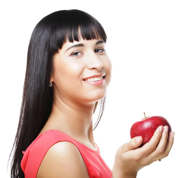 Vacker brunett kvinna med rött äpple i händer — Stockfoto