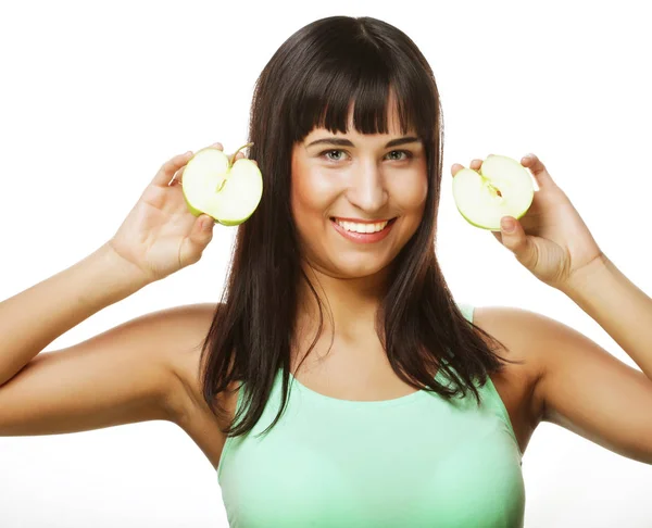 Młoda szczęśliwa kobieta trzyma zielone jabłka. — Zdjęcie stockowe