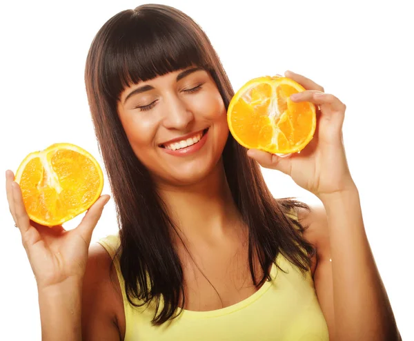 Femme avec des oranges dans ses mains studio portrait isolé sur whit — Photo