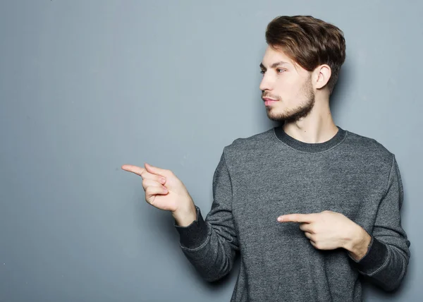 Ein junger und gutaussehender Geschäftsmann zeigt mit dem Finger nach oben — Stockfoto